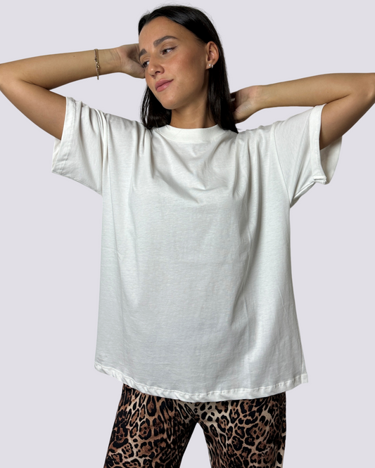 T-shirt girocollo over bianco