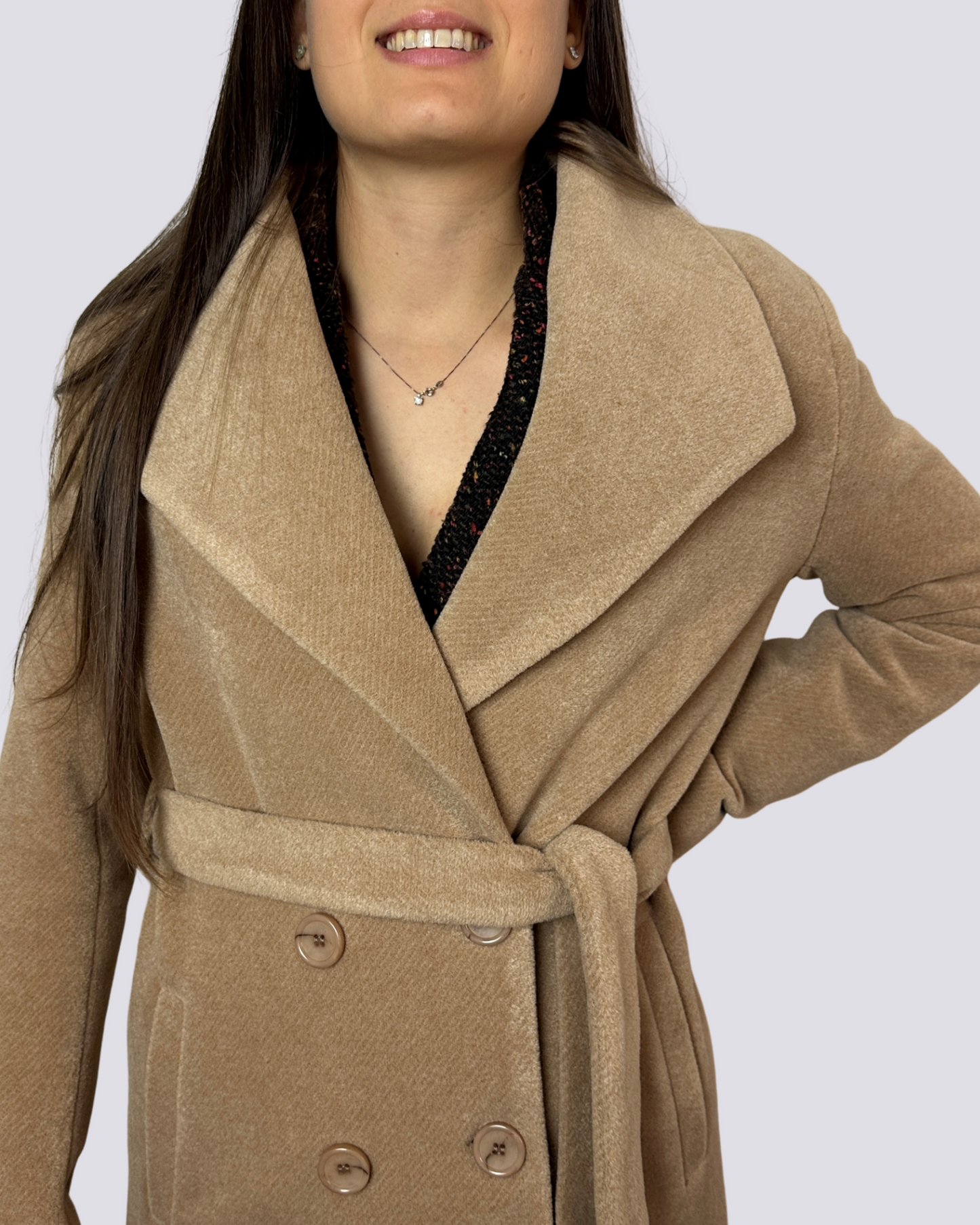 Cappotto con cintura cammello