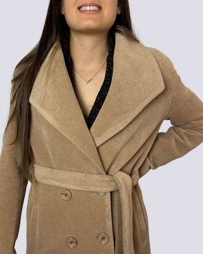 Cappotto con cintura cammello