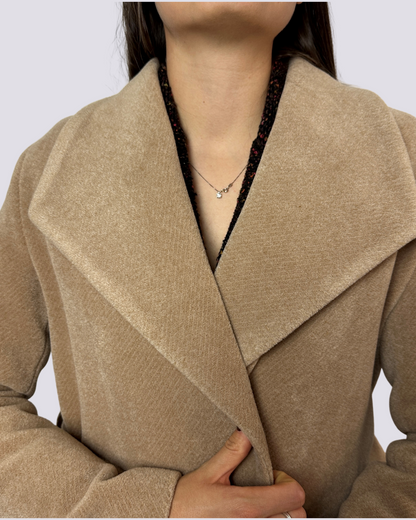 Cappotto con cintura cammello