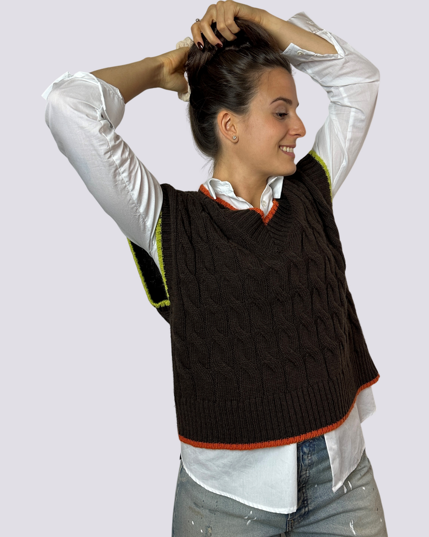 Gilet con trecce in maglia marrone