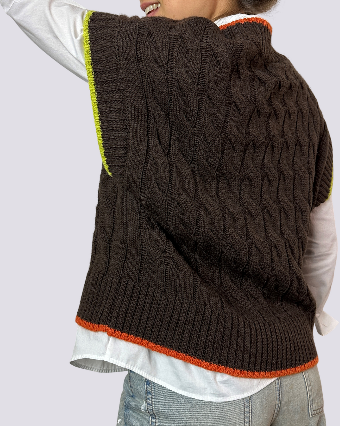 Gilet con trecce in maglia marrone