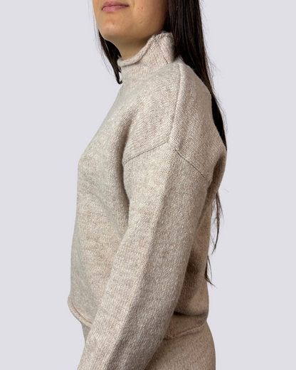 Maglione con collo morbido beige